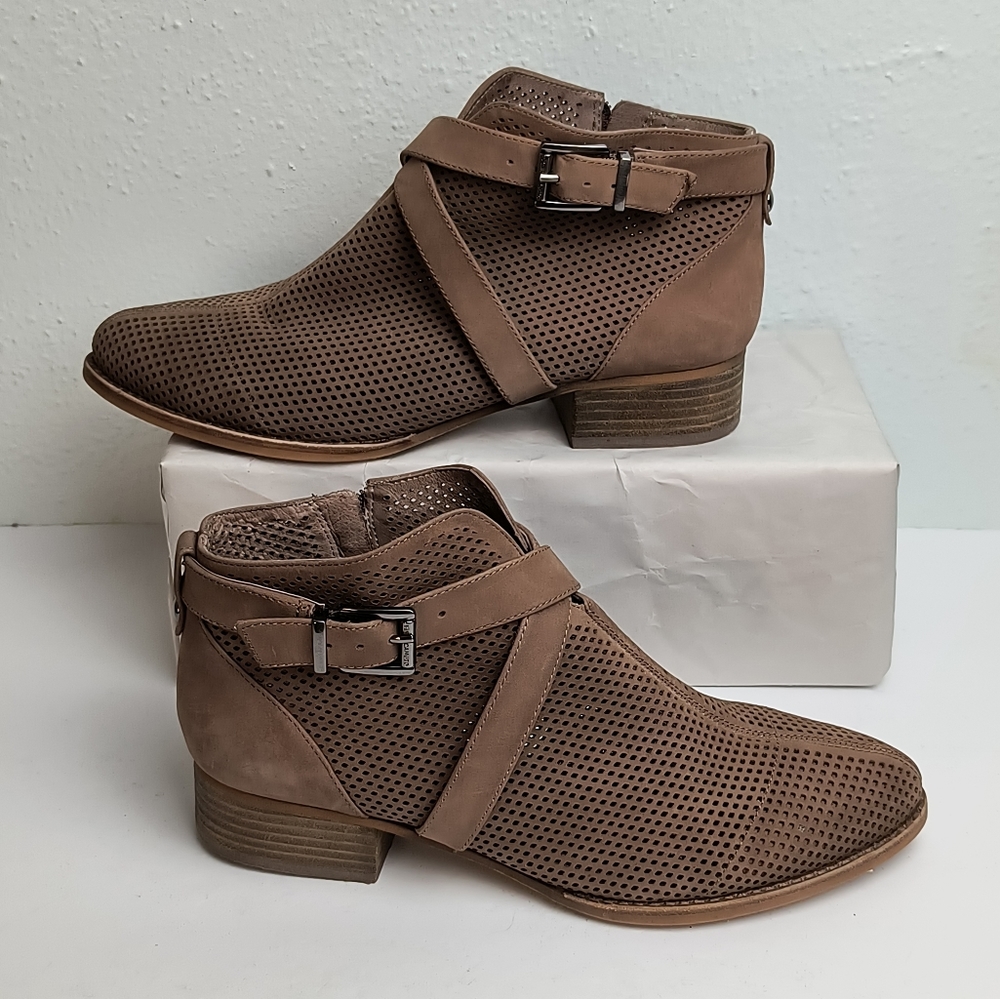 Vince Camuto Perforated Ankle Booties Almond Toe Women's Size 8.5M Tan - Picture 3 of 13